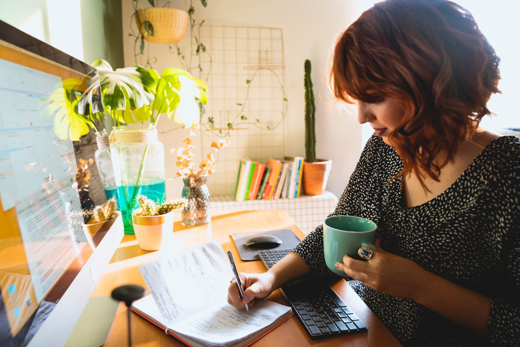 Обучение заработку. Редактор пишет. Нейробиолог отдыхать девушка. The woman at Home writes on the Wall. Perfect Executive Assistant the Suites mem.