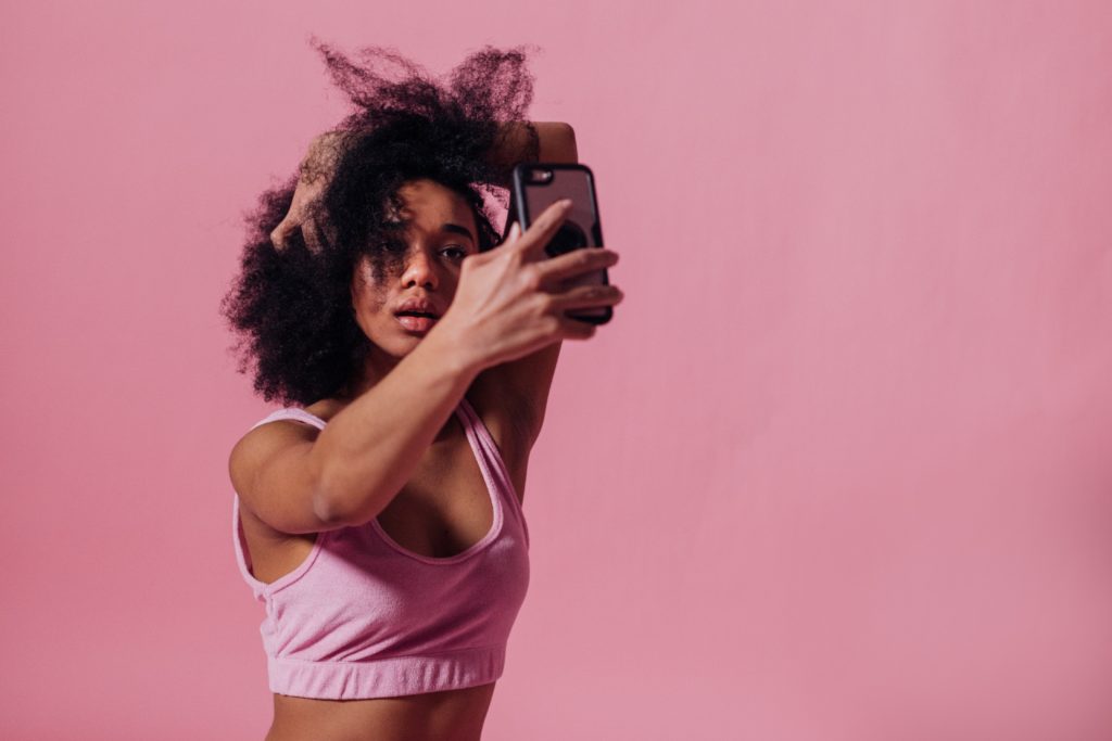 how to moisturise dry afro hair: girl touching afro